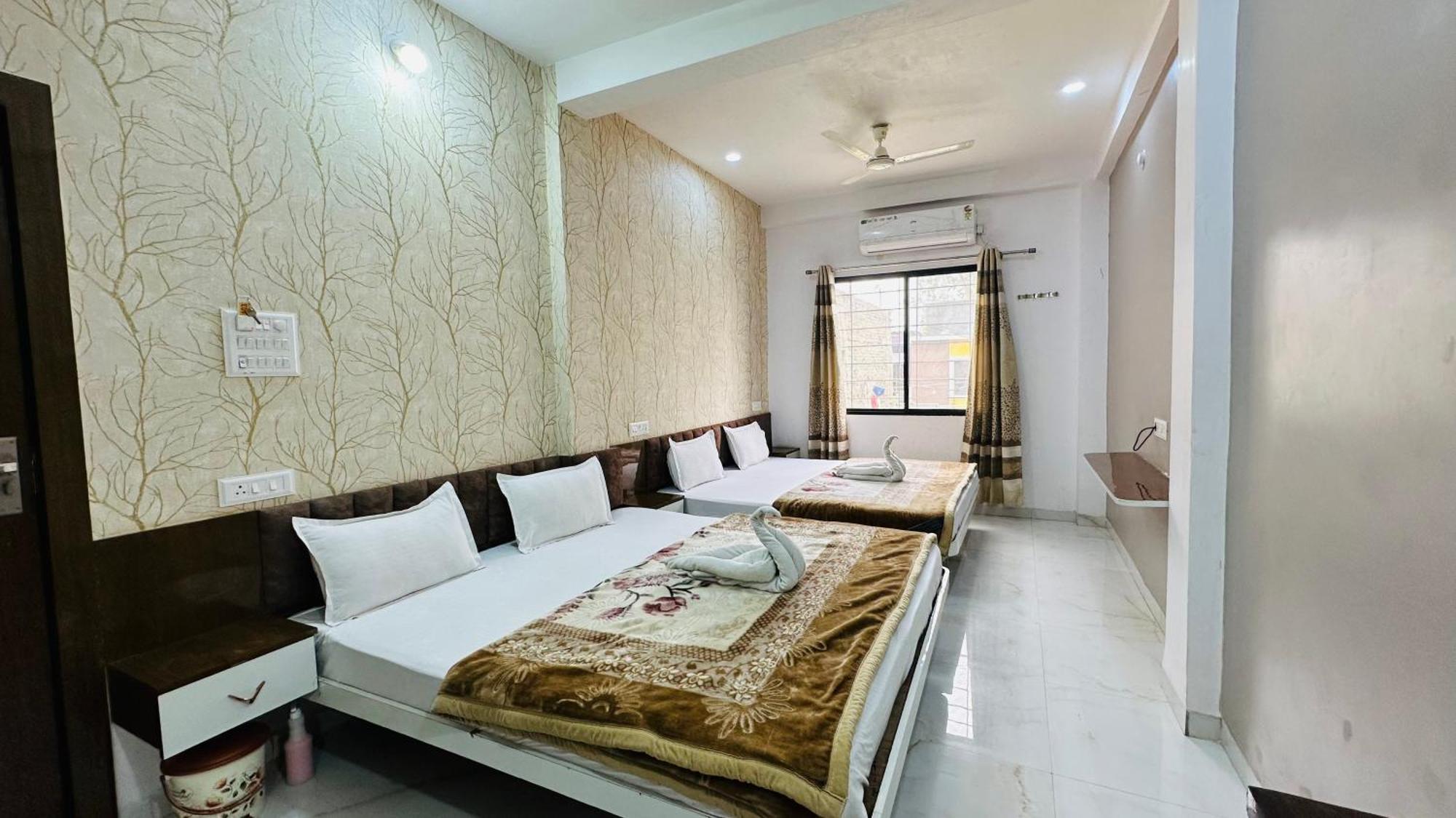 Hotel Kanha Palace 乌贾因 外观 照片