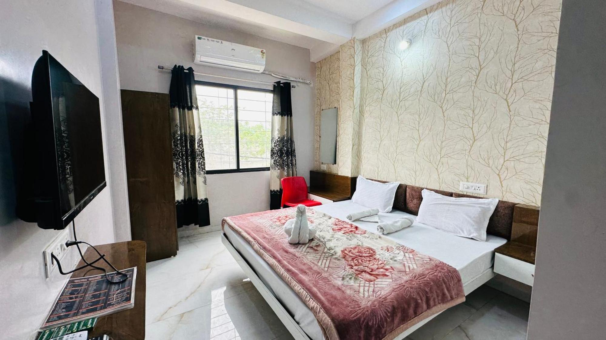 Hotel Kanha Palace 乌贾因 外观 照片